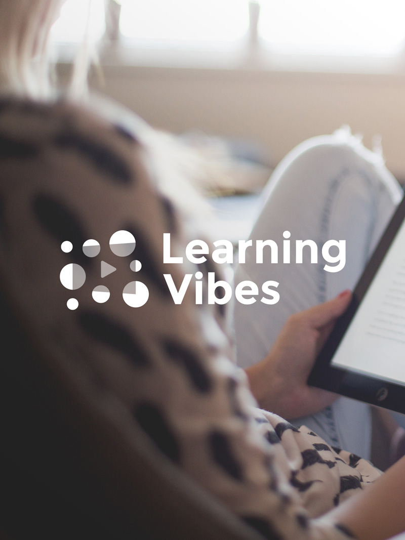 Logo Learning vibes sur photo avec tablette