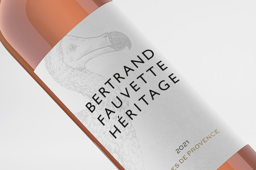 Illustration packaging vin, dodo à l'encre sur bouteille rosée